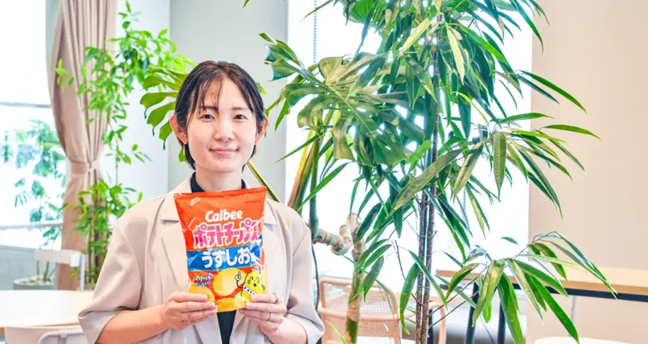 【「カルビーポテトチップス」発売50周年記念イベント】 東京駅に巨大なポテトチップスのフォトブースが登場！「全国感謝いっぱいサンプリング」を実施・ファンの声から生まれた「感謝のほたてしお味」が本日発売 画像 10