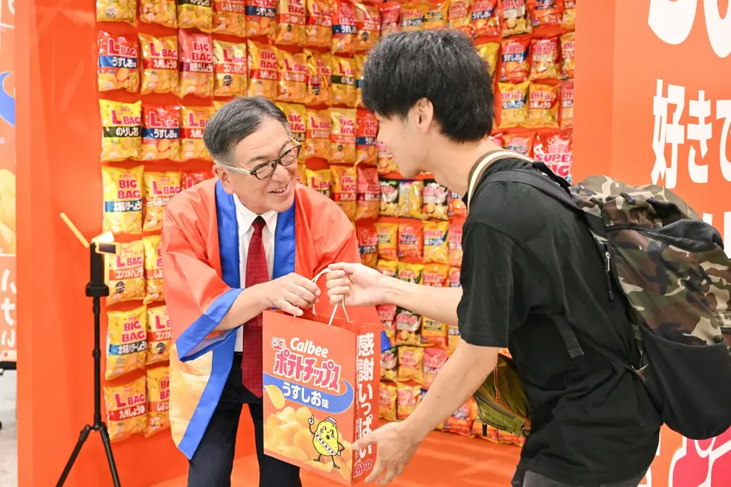 【「カルビーポテトチップス」発売50周年記念イベント】 東京駅に巨大なポテトチップスのフォトブースが登場！「全国感謝いっぱいサンプリング」を実施・ファンの声から生まれた「感謝のほたてしお味」が本日発売 画像 2