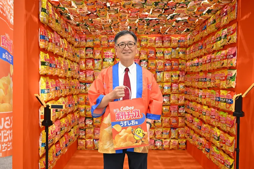 【「カルビーポテトチップス」発売50周年記念イベント】 東京駅に巨大なポテトチップスのフォトブースが登場！「全国感謝いっぱいサンプリング」を実施・ファンの声から生まれた「感謝のほたてしお味」が本日発売 画像 7