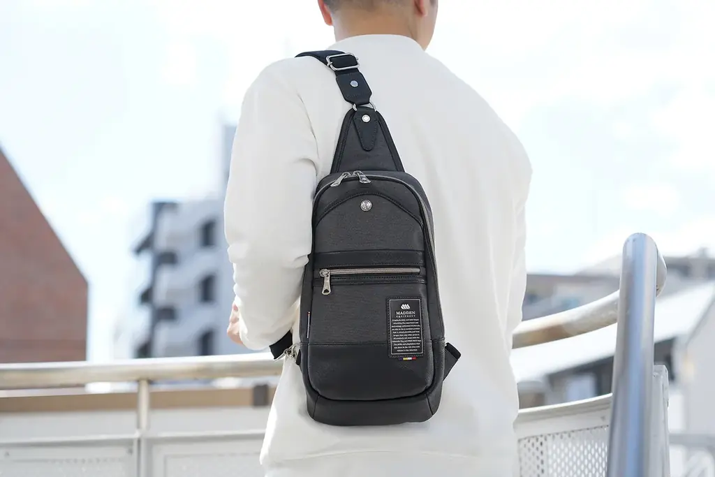 【数量限定で新色発売】品よく、身軽に。大人の休日スタイルを格上げするボディバッグに、上品な雰囲気の洗練された2色がWEB限定で誕生しました。 画像 4