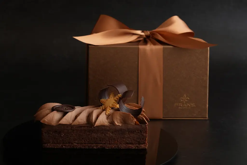 シアトルのショコラトリー＜フランズチョコレート＞から重厚な味わいと美しく華やかな造形の2025クリスマスケーキが数量限定で登場。 画像 1