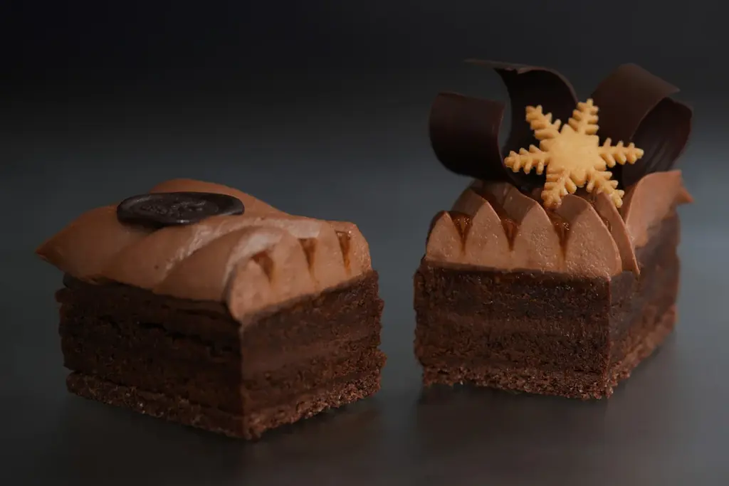 シアトルのショコラトリー<フランズチョコレート>から重厚な味わいと美しく華やかな造形の2025クリスマスケーキが数量限定で登場。 画像 3