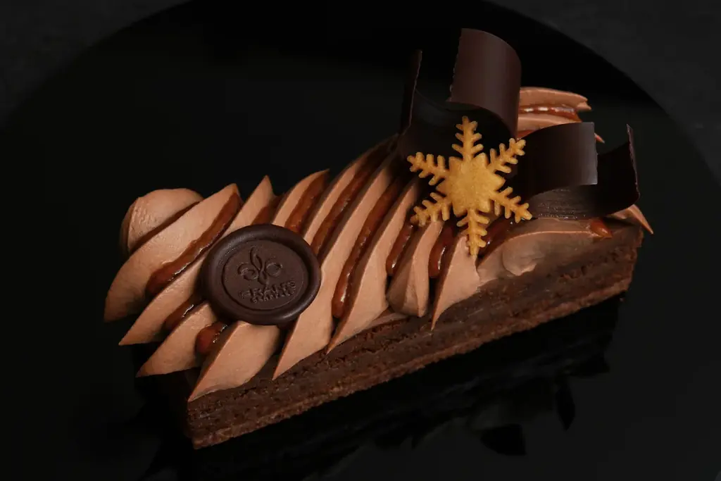 シアトルのショコラトリー<フランズチョコレート>から重厚な味わいと美しく華やかな造形の2025クリスマスケーキが数量限定で登場。 画像 4