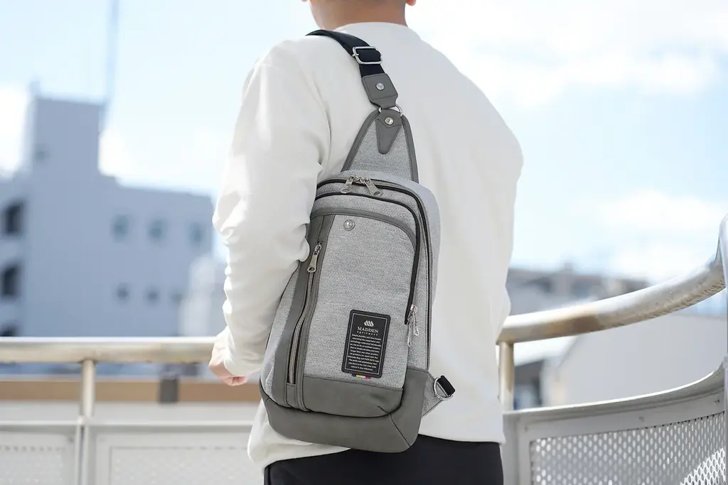 【待望の新色が数量限定で発売】大容量なのにスマートなボディバッグに大人の休日格上げする上品な雰囲気の洗練された2色がWEB限定で誕生しました。 画像 2