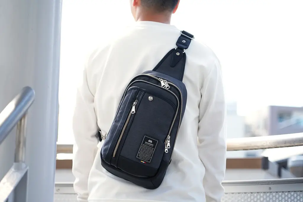 【待望の新色が数量限定で発売】大容量なのにスマートなボディバッグに大人の休日格上げする上品な雰囲気の洗練された2色がWEB限定で誕生しました。 画像 4