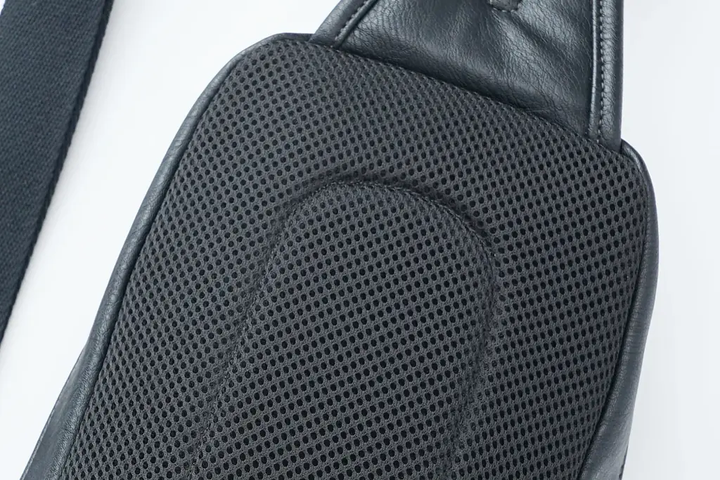 【待望の新色が数量限定で発売】大容量なのにスマートなボディバッグに大人の休日格上げする上品な雰囲気の洗練された2色がWEB限定で誕生しました。 画像 5