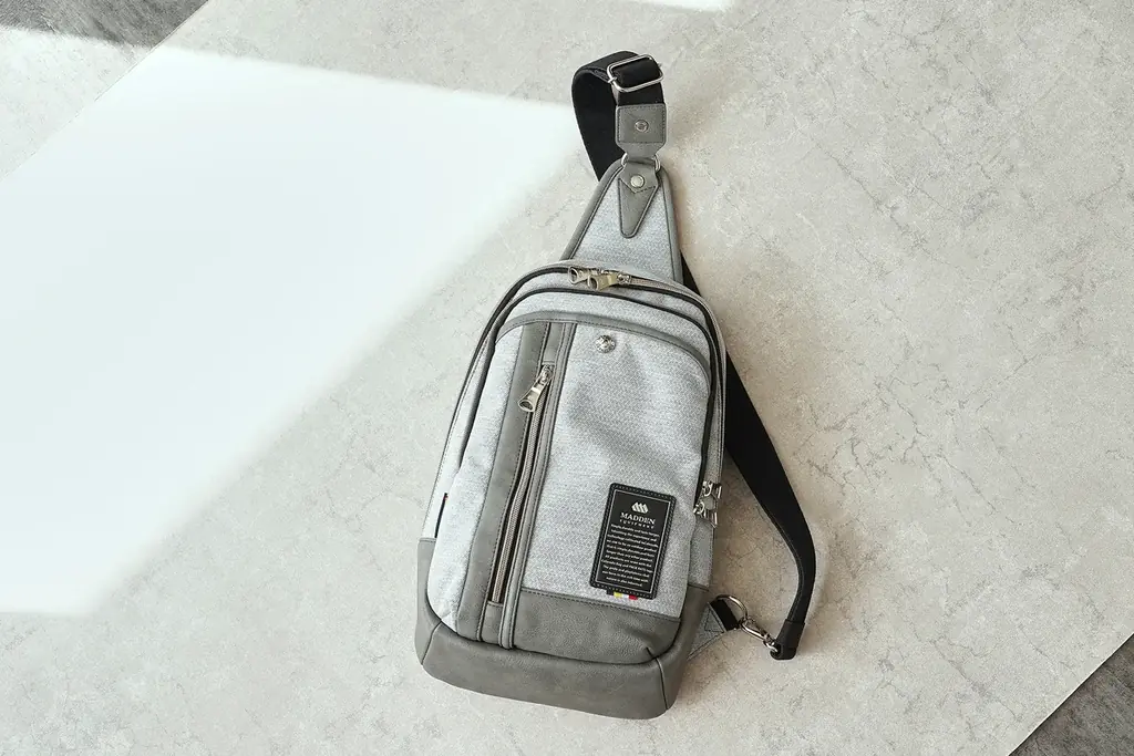 【待望の新色が数量限定で発売】大容量なのにスマートなボディバッグに大人の休日格上げする上品な雰囲気の洗練された2色がWEB限定で誕生しました。 画像 6