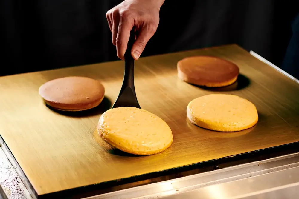 秋の味覚“栗”を店内で手作りの“とろ~りなめらか”マロンクリームで味わう 季節限定「ふんわり濃厚マロンホットケーキ~フランス製マロンクリーム~」『珈琲館』と『珈琲館 蔵』にて、9月25日より新発売! 画像 4