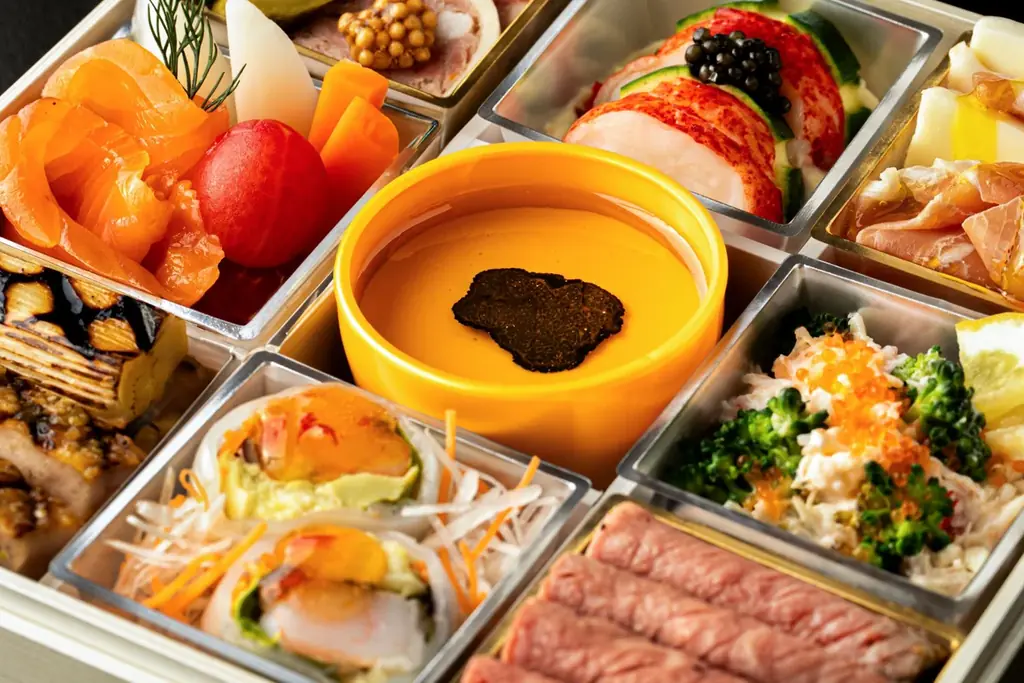 2026年新春を彩る、豪華5種類の美食おせちワインや日本酒に合う「オードブルおせち」新登場 フォアグラやオマール海老も並ぶ、特製おせち料理2026 画像 7