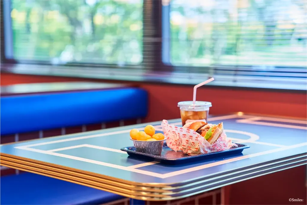27万通り以上のオリジナルハンバーガー？！ニンテンドーミュージアム内カフェ 「はてなバーガー」の業態開発・運営を、スマイルズが担当しています。 画像 9