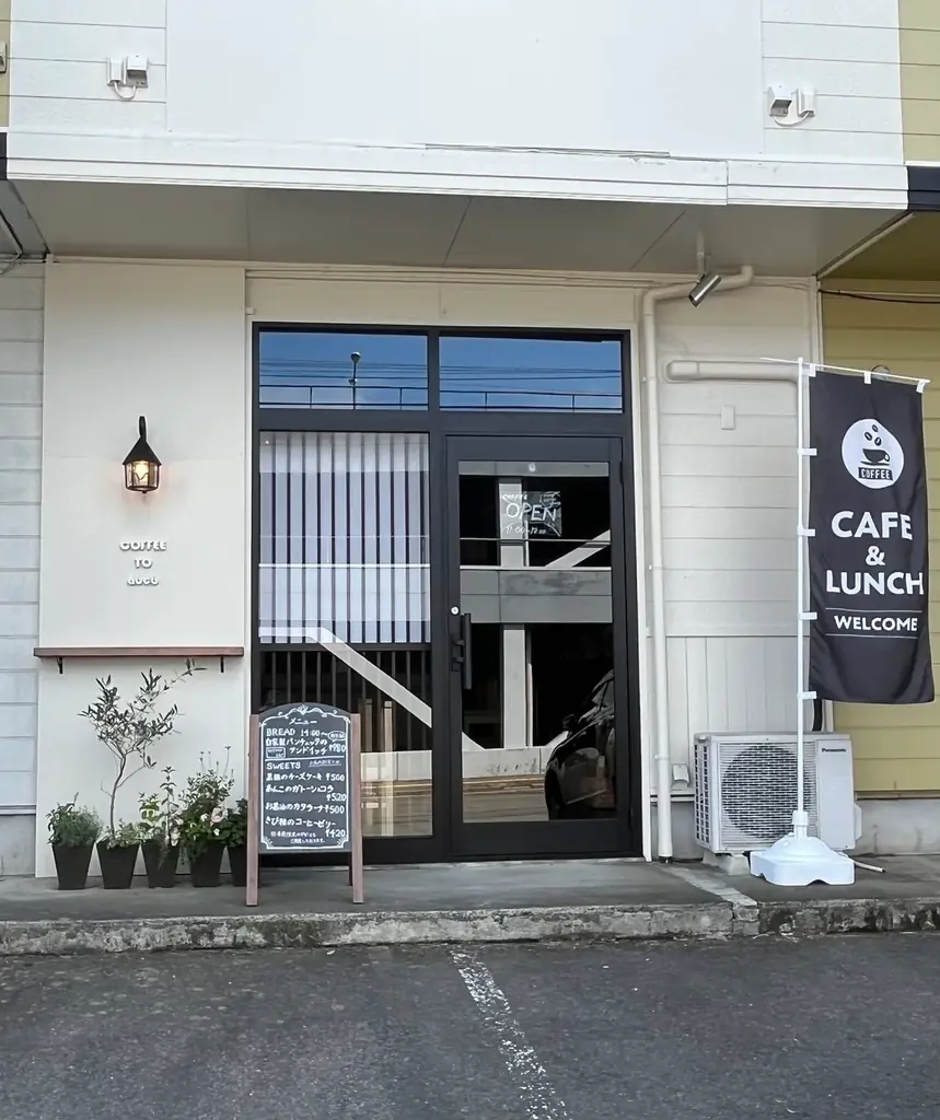 【仙台・青葉区】旬の桃を使った「桃のプチパフェ」を”あべこべ”な組み合わせが楽しめるカフェ「COFFEE TO abcb」が期間限定で提供開始。 画像 2