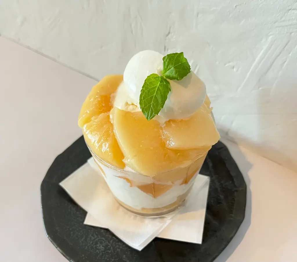 【仙台・青葉区】旬の桃を使った「桃のプチパフェ」を”あべこべ”な組み合わせが楽しめるカフェ「COFFEE TO abcb」が期間限定で提供開始。 画像 3