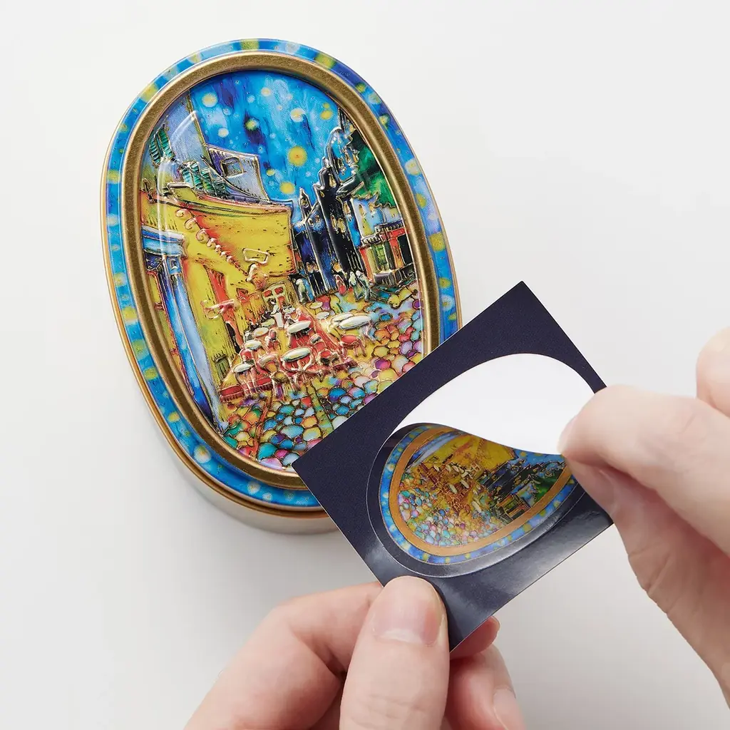 展覧会『大ゴッホ展 夜のカフェテラス』会場限定にて、ガラス絵で描いた『夜のカフェテラス缶』を新発売。ゴッホの絵画の世界観を缶の内側まで表現したお菓子缶 画像 8