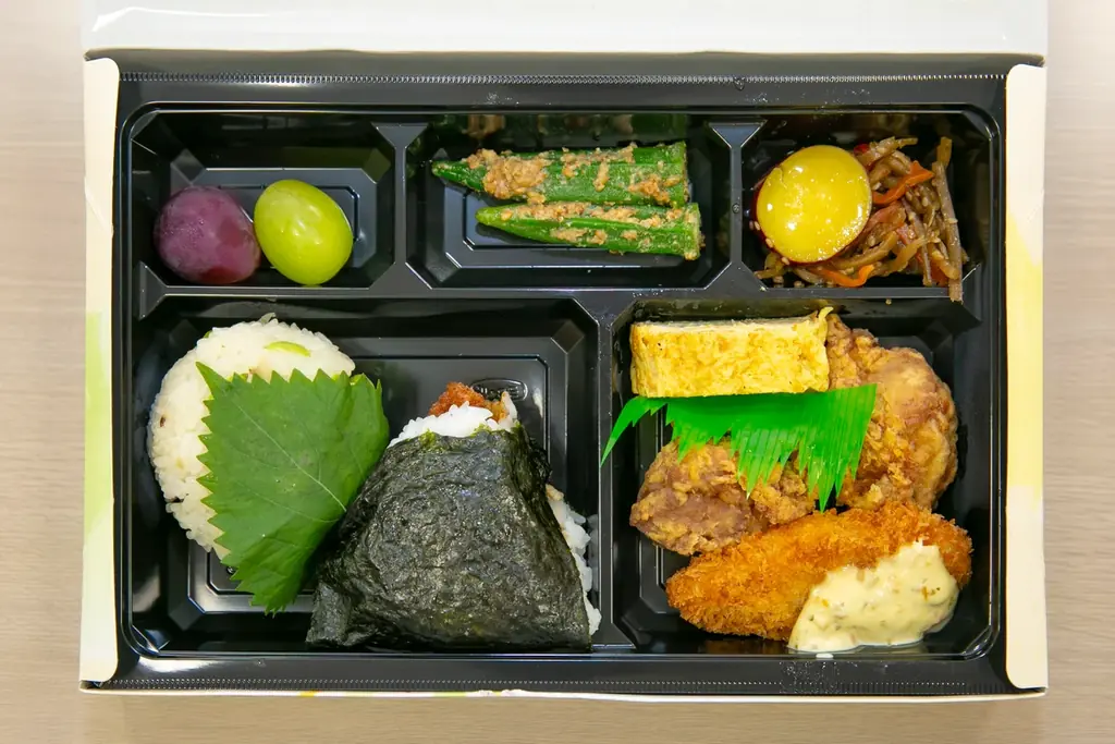 【9/15】TCB東京中央美容外科と山田村がコラボし『子ども食堂』開催！ ”令和の米騒動”でも子ども達に美味しいお米をたっぷりと♪栄養満点おにぎりランチ「ぼっけぇ元気おにぎり箱」を無償提供！ 画像 2