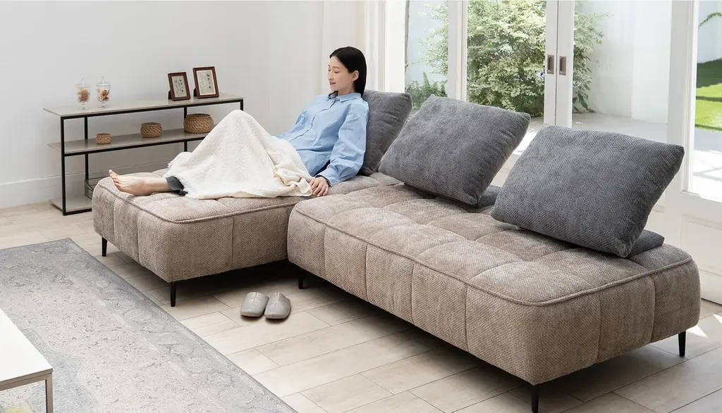 上質な寛ぎと美しいデザインを両立。健康家具ブランドが本気で作った、暮らしに寄り添う“寝るソファ”「CLARIDAD クラリダ」が新登場。 画像 2