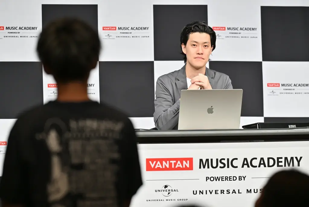 音楽とお笑いの二刀流・粗品さん、学生約230名に特別講義を実施 作詞作曲の表現の工夫と「作り続けること」の重要性を伝授 画像 2