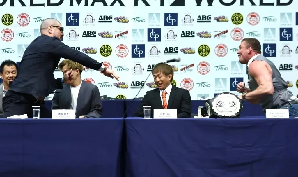 9.7「K-1 WORLD MAX 2025」前日計量会見・危険なHERO’S対決!シナ・カリミアンとブレイク・トループが大乱闘で会見中止に 画像 2