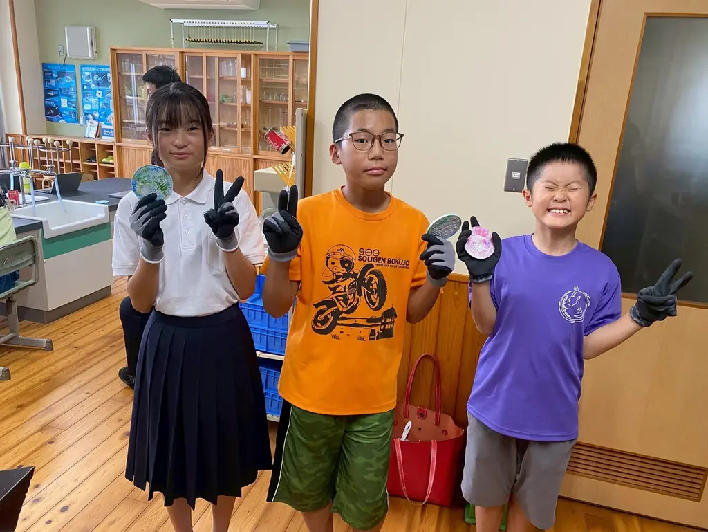 馬渡島の子どもたちが描く“島の自然”をアップサイクル、「プラスマLIFEさが」事業の一環としてペットボトルキャップをアップサイクルしたオリジナルコースター制作ワークショップを実施 画像 10