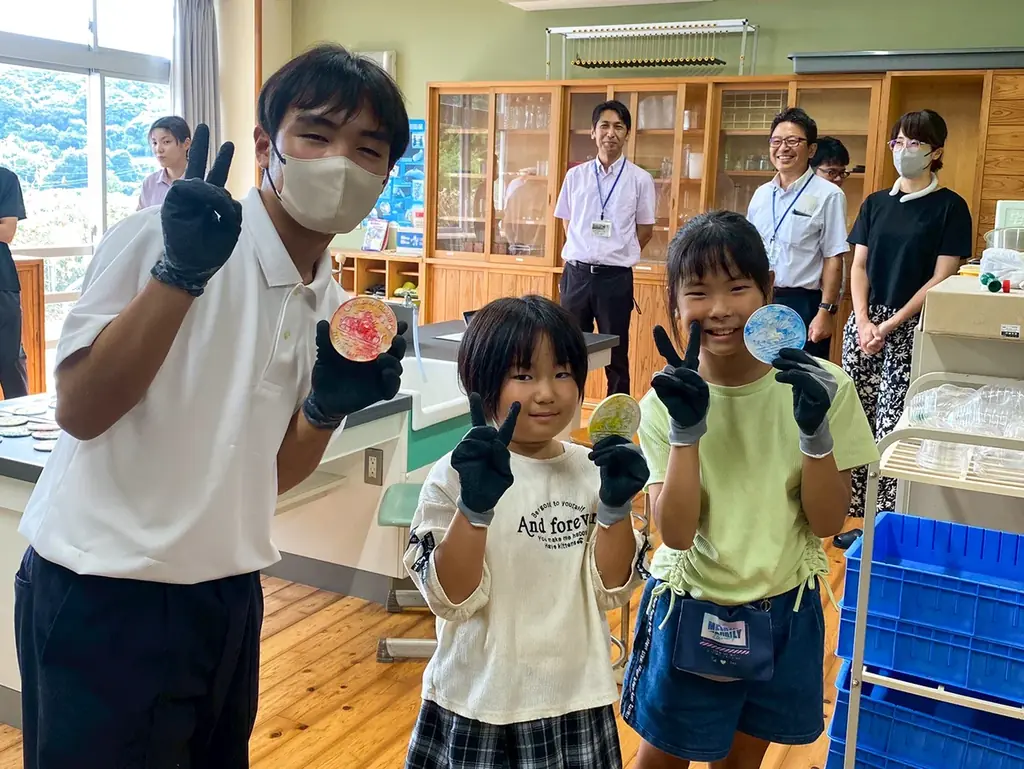 馬渡島の子どもたちが描く“島の自然”をアップサイクル、「プラスマLIFEさが」事業の一環としてペットボトルキャップをアップサイクルしたオリジナルコースター制作ワークショップを実施 画像 6