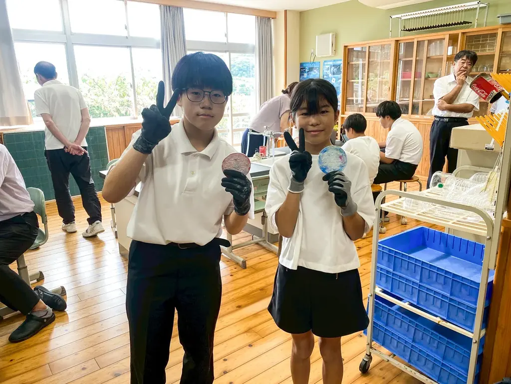 馬渡島の子どもたちが描く“島の自然”をアップサイクル、「プラスマLIFEさが」事業の一環としてペットボトルキャップをアップサイクルしたオリジナルコースター制作ワークショップを実施 画像 9