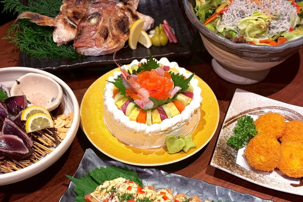 見た目はケーキ、中身は海の幸　海鮮ケーキが福島店で提供開始