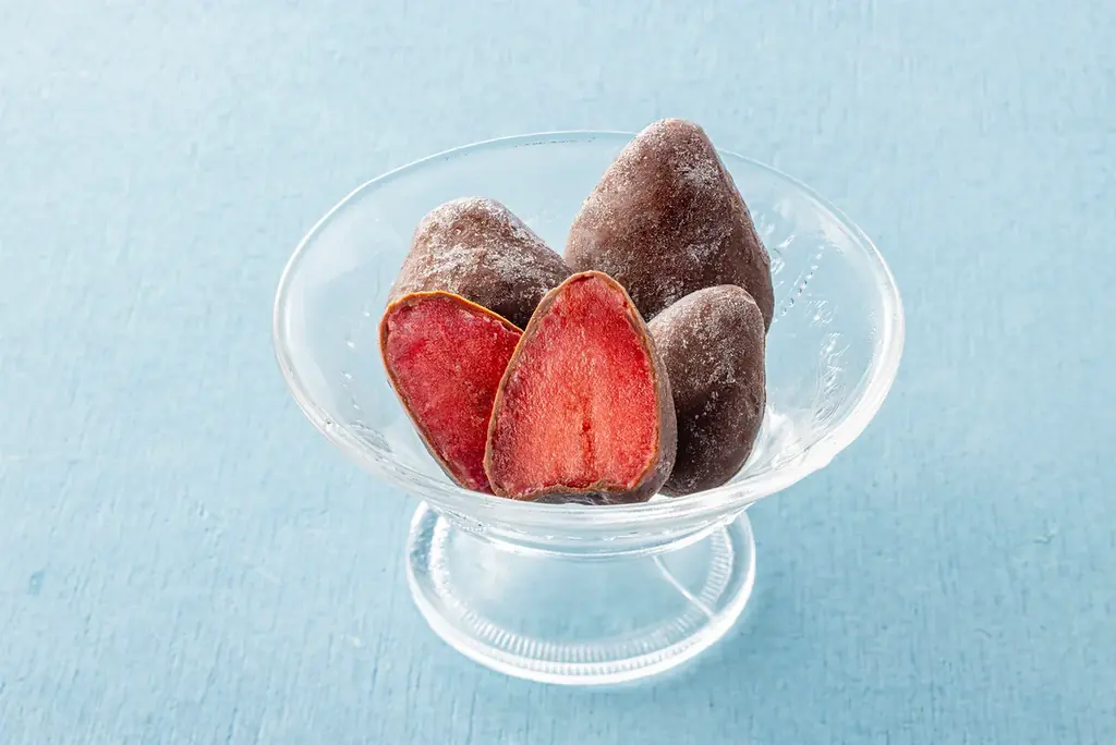 カカオチョコでくちどけの良いいちごをコーティング！新感覚のひんやりスイーツ「セブンプレミアム フローズンチョコいちご」が9月9日（火）から数量限定で順次発売 画像 1