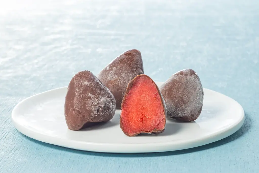 カカオチョコでくちどけの良いいちごをコーティング！新感覚のひんやりスイーツ「セブンプレミアム フローズンチョコいちご」が9月9日（火）から数量限定で順次発売 画像 3