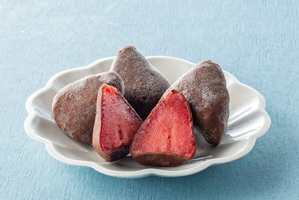 カカオチョコでくちどけの良いいちごをコーティング!新感覚のひんやりスイーツ「セブンプレミアム フローズンチョコいちご」が9月9日(火)から数量限定で順次発売 画像 4