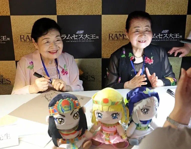 王家の紋章×ラムセス展、細川智栄子らがサイン会