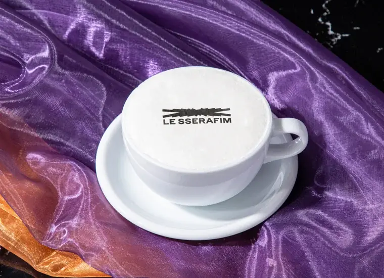 今年も「LE SSERAFIM」のCAFEが開催決定！「LE SSERAFIM SPECIAL CAFE 2025 ‘EASY CRAZY HOT’」が期間限定オープン！ 画像 13