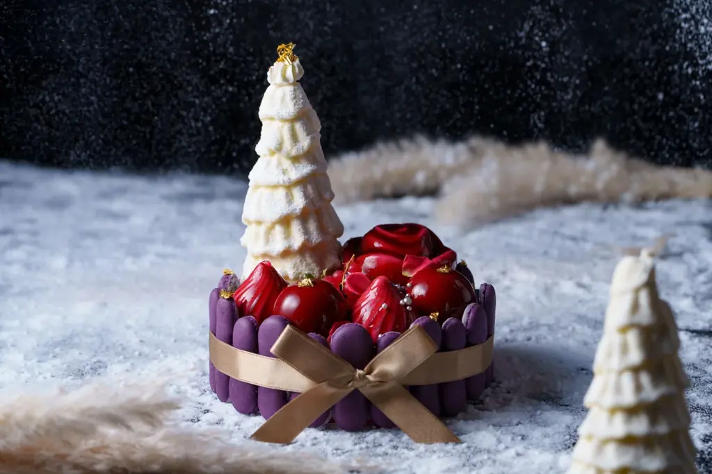ホワイトツリーやオーナメントを飾ったケーキで、華やかなひとときを「クリスマスケーキ 2025」を発売【ウェスティンホテル仙台】 画像 1