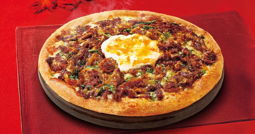 【すき焼き×ピザの衝撃コラボ】贅沢に国産牛を使用した「すき焼き月見ピザ」がピザハットから新発売!5,000円分ギフトが当たるキャンペーンも同時開催! 画像 2