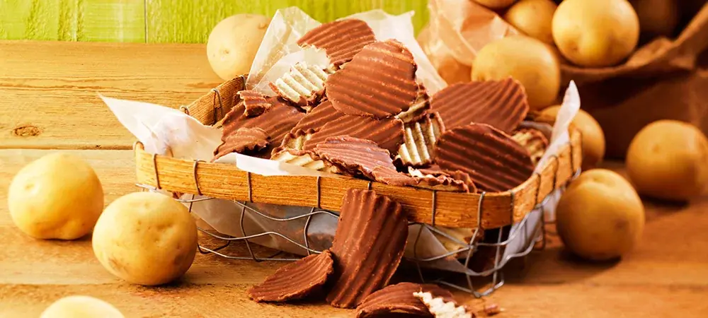【ロイズ】当別町産の”新じゃが”を使用した「ポテトチップチョコレート[新じゃが]」を数量限定で発売。 画像 2
