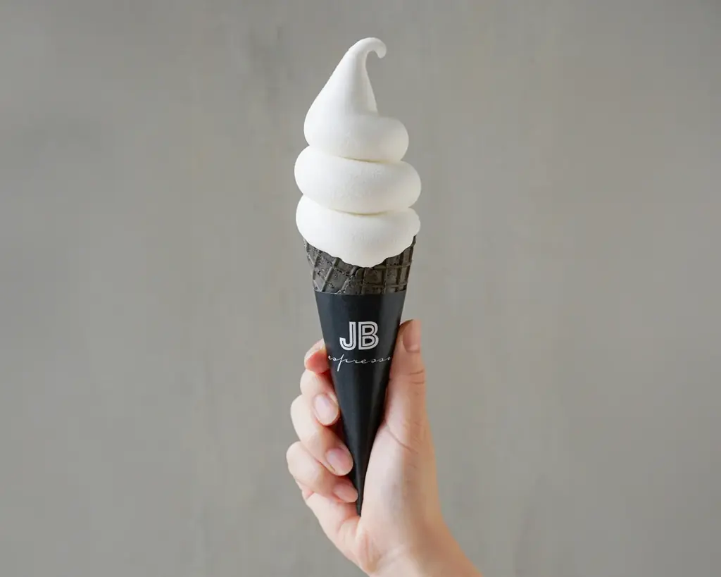 京都・伏見稲荷の朱をモチーフに、ソフトクリームと珈琲を楽しめるカフェ『稲彦珈琲』が2025年9月12日オープン 画像 10