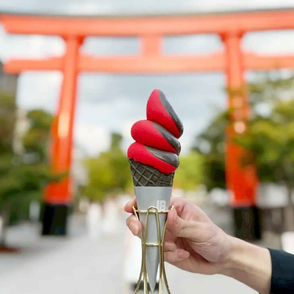 京都・伏見稲荷の朱をモチーフに、ソフトクリームと珈琲を楽しめるカフェ『稲彦珈琲』が2025年9月12日オープン 画像 3