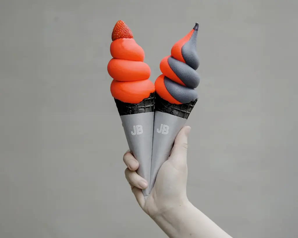 京都・伏見稲荷の朱をモチーフに、ソフトクリームと珈琲を楽しめるカフェ『稲彦珈琲』が2025年9月12日オープン 画像 4