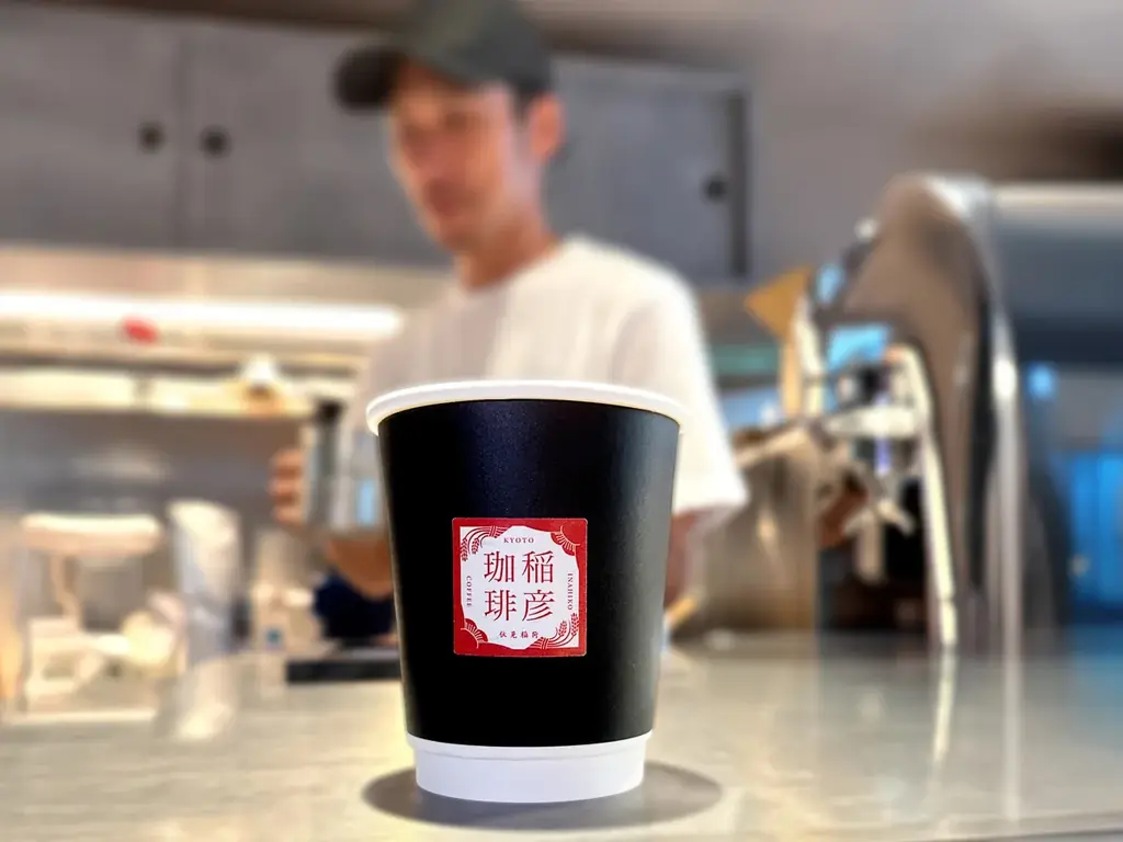 京都・伏見稲荷の朱をモチーフに、ソフトクリームと珈琲を楽しめるカフェ『稲彦珈琲』が2025年9月12日オープン 画像 5