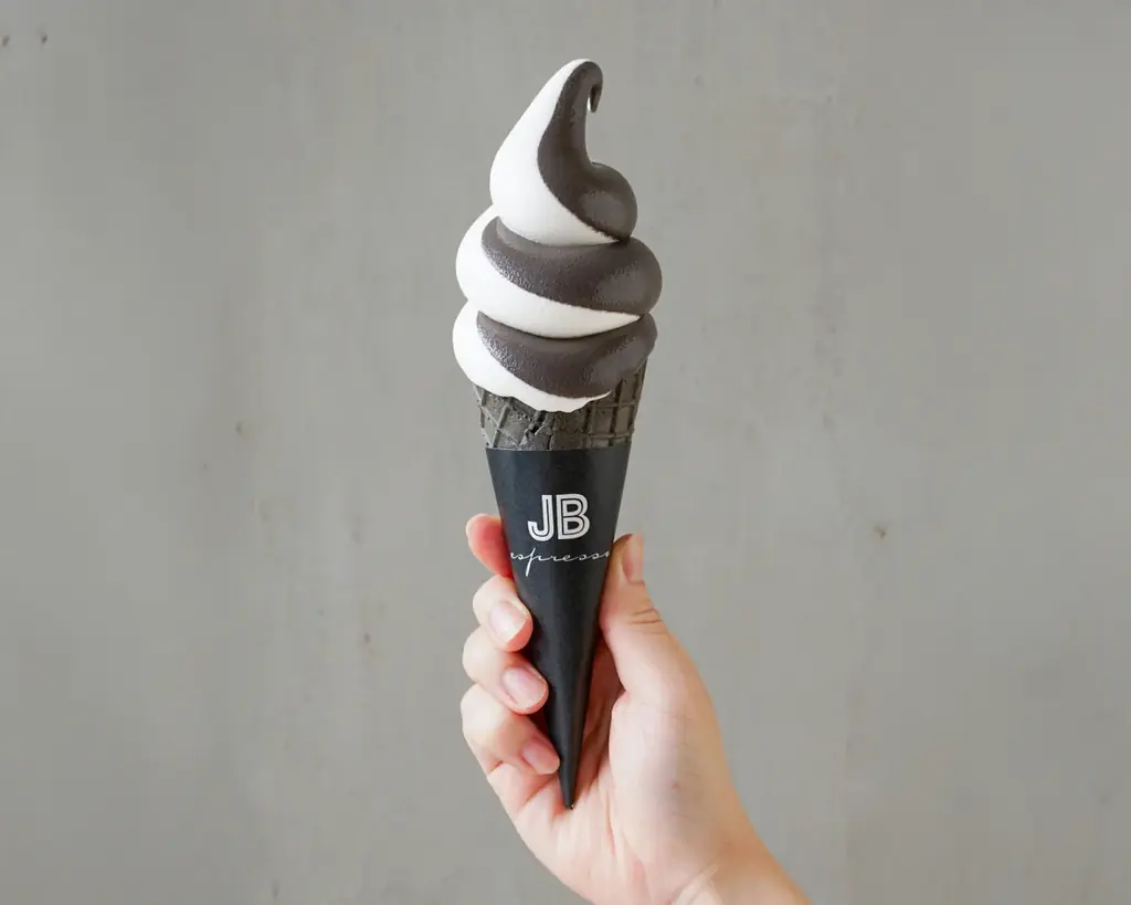 京都・伏見稲荷の朱をモチーフに、ソフトクリームと珈琲を楽しめるカフェ『稲彦珈琲』が2025年9月12日オープン 画像 7