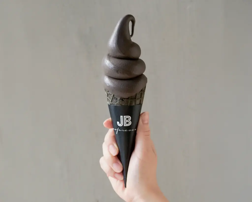 京都・伏見稲荷の朱をモチーフに、ソフトクリームと珈琲を楽しめるカフェ『稲彦珈琲』が2025年9月12日オープン 画像 9