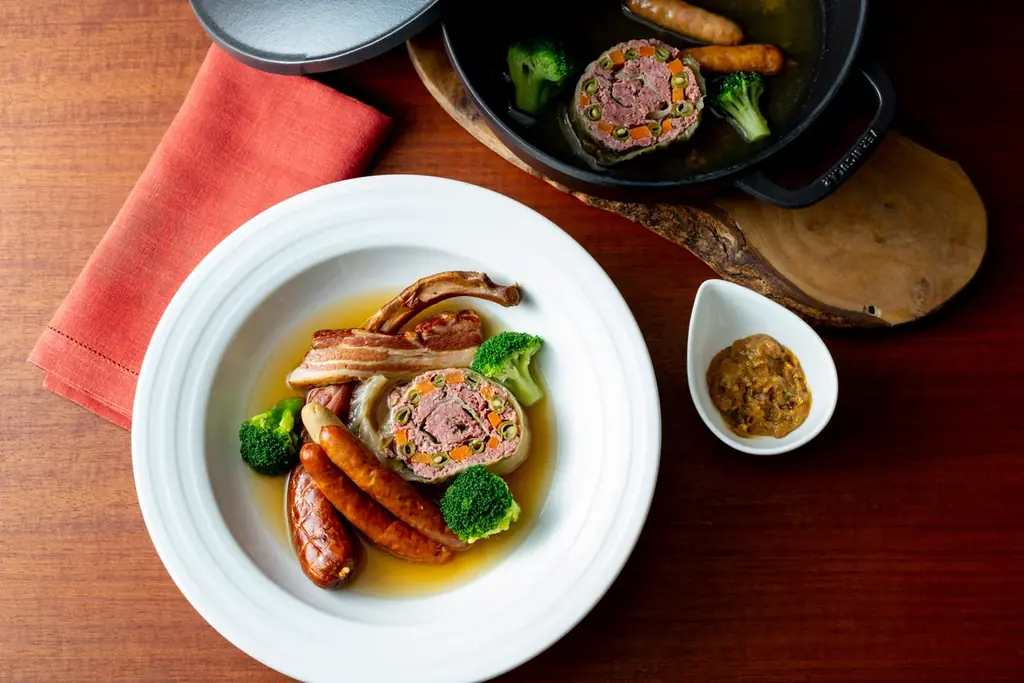 【軽井沢マリオットホテル】フランスの伝統料理を信州流にアレンジした、ほっと温まる秋の一皿「長野県産鹿肉と豚肉のミンチ、野沢菜漬けのシュー・ファルシ」発売 画像 2