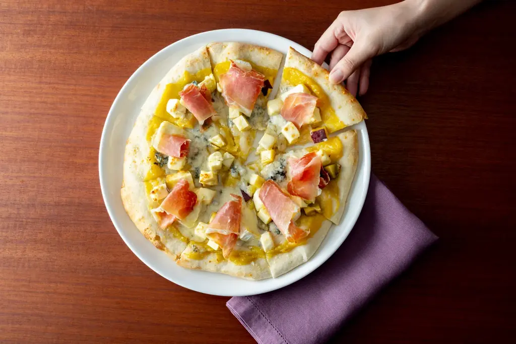 【軽井沢マリオットホテル】フランスの伝統料理を信州流にアレンジした、ほっと温まる秋の一皿「長野県産鹿肉と豚肉のミンチ、野沢菜漬けのシュー・ファルシ」発売 画像 3