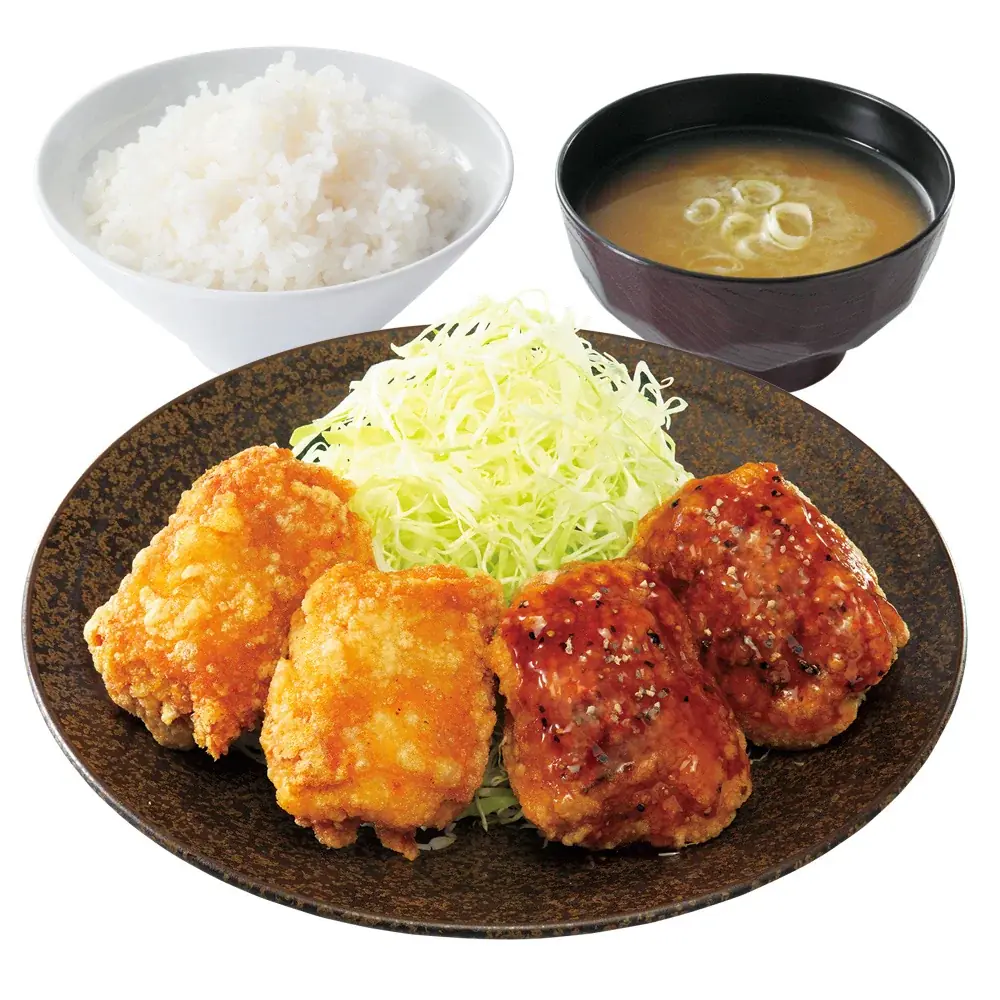 鶏も豚も一皿で！食べ応えとさっぱり感を両立した「黒胡椒からあげとねぎ塩焼き定食」からやまに新登場 画像 3
