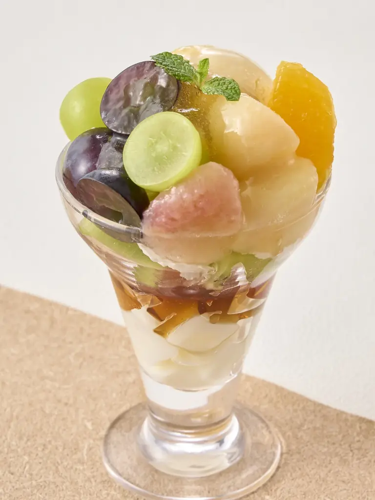【湯葉と豆腐の店 梅の花】旬のフルーツがたっぷり！秋のご褒美「桃と葡萄のフルーツぱふぇ」発売 画像 1