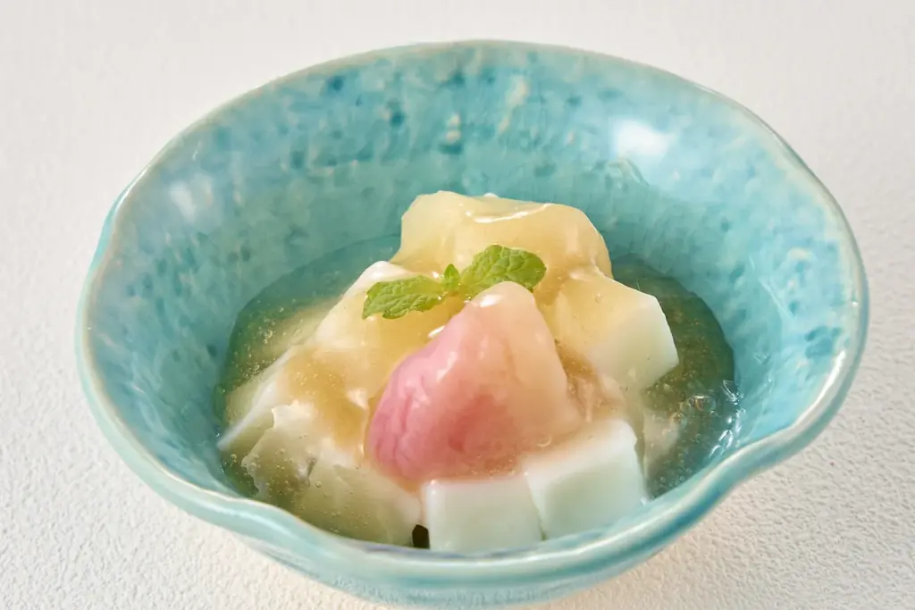 【湯葉と豆腐の店 梅の花】旬のフルーツがたっぷり！秋のご褒美「桃と葡萄のフルーツぱふぇ」発売 画像 3