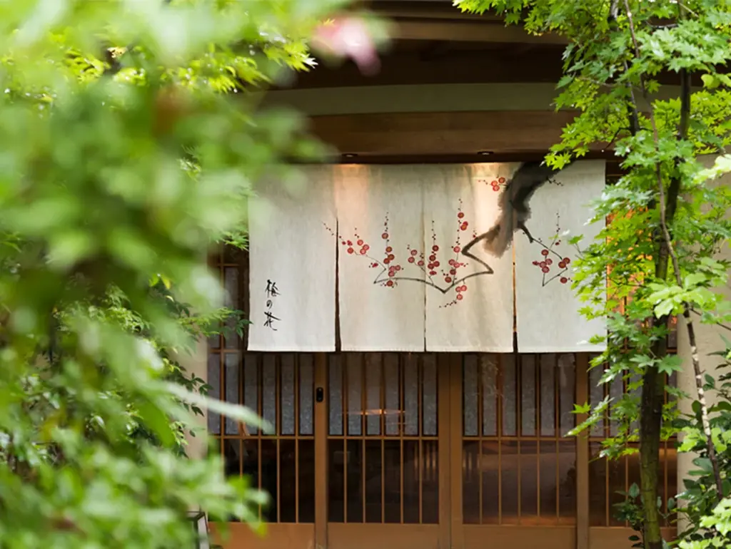 【湯葉と豆腐の店 梅の花】旬のフルーツがたっぷり！秋のご褒美「桃と葡萄のフルーツぱふぇ」発売 画像 4