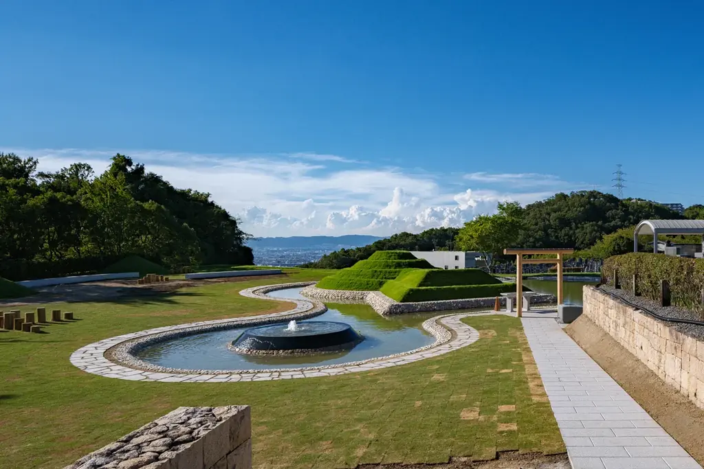 【御礼と新発表】大阪メモリアルパーク「竹田式古墳墓」プレオープン販売分280区画が全て完売 ― “291基の円筒埴輪×真鍮名盤プレート”デザインを初公開 ― 画像 2