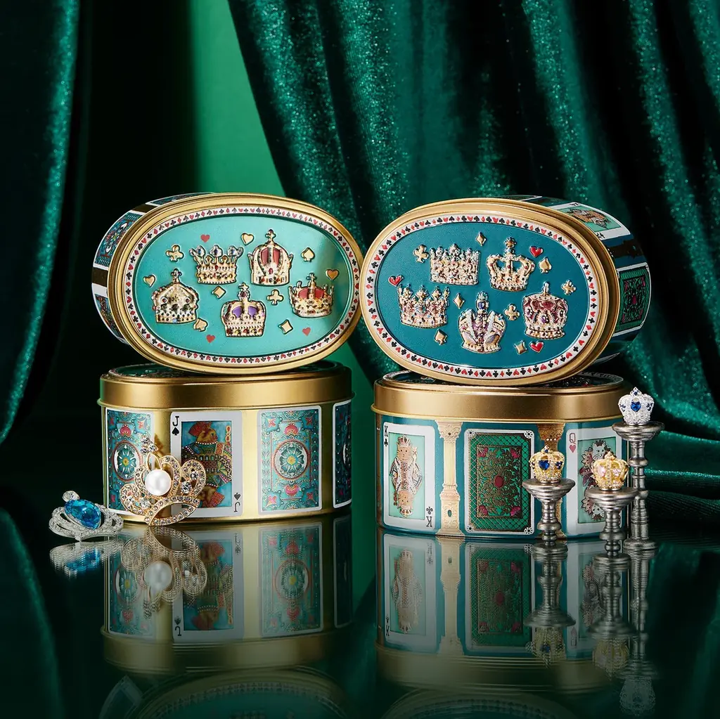 今回のジョーカーはネコの魔女！8枚のガラス絵をデザインした『ネコのトランプ缶2』新発売。キラキラ輝く『1.3cmのミニチュア王冠マグネット付き』。伊勢丹新宿店にて先行販売 画像 2