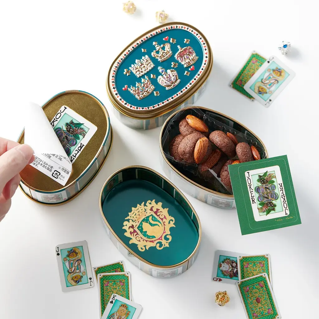 今回のジョーカーはネコの魔女！8枚のガラス絵をデザインした『ネコのトランプ缶2』新発売。キラキラ輝く『1.3cmのミニチュア王冠マグネット付き』。伊勢丹新宿店にて先行販売 画像 7