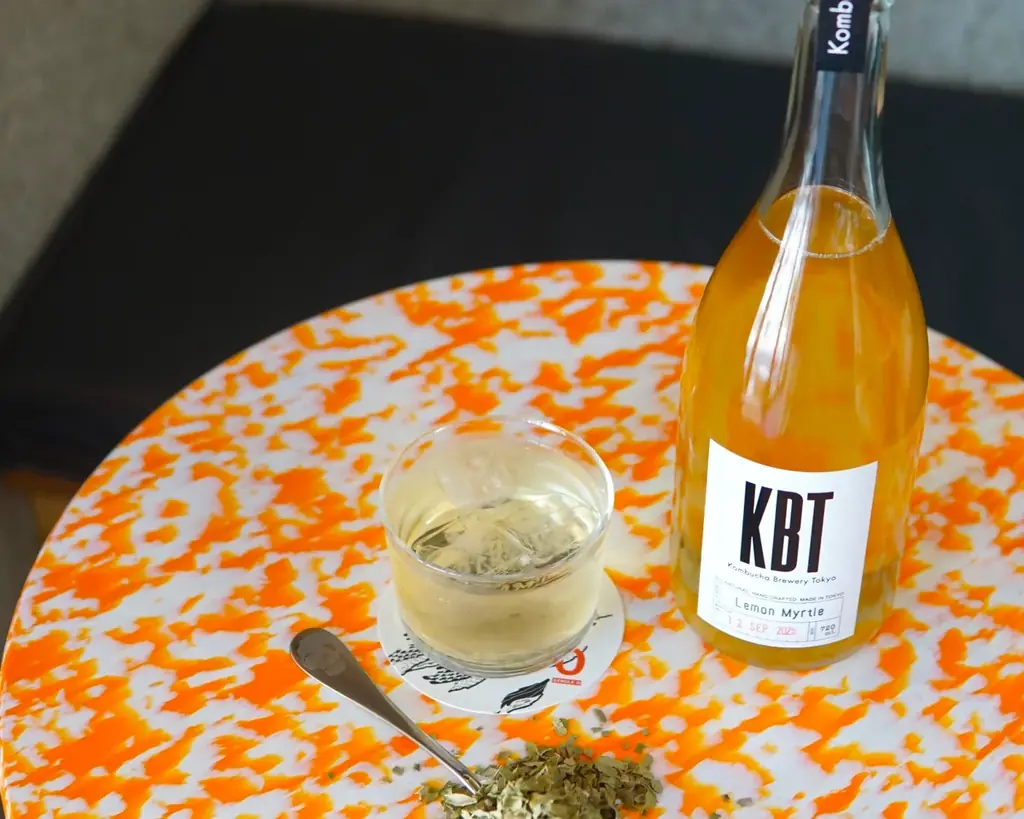 東京発クラフトコンブチャ「KBT」×シドニー発スペシャルティコーヒーロースター「Single O」がコラボ！ オーストラリア原産ハーブ「レモンマートル」を使ったコラボコンブチャを発売。 画像 1