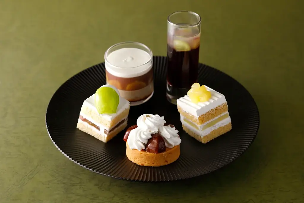 「パティスリーSATSUKI」と「ピエール・エルメ・パリ」秋の饗宴　『スーパーアフタヌーンティー～栗とぶどう～』 画像 3